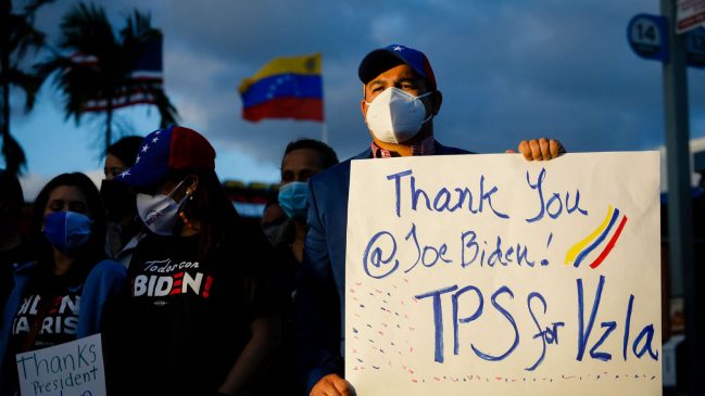 Demócratas piden a Biden extender TPS y permisos a venezolanos