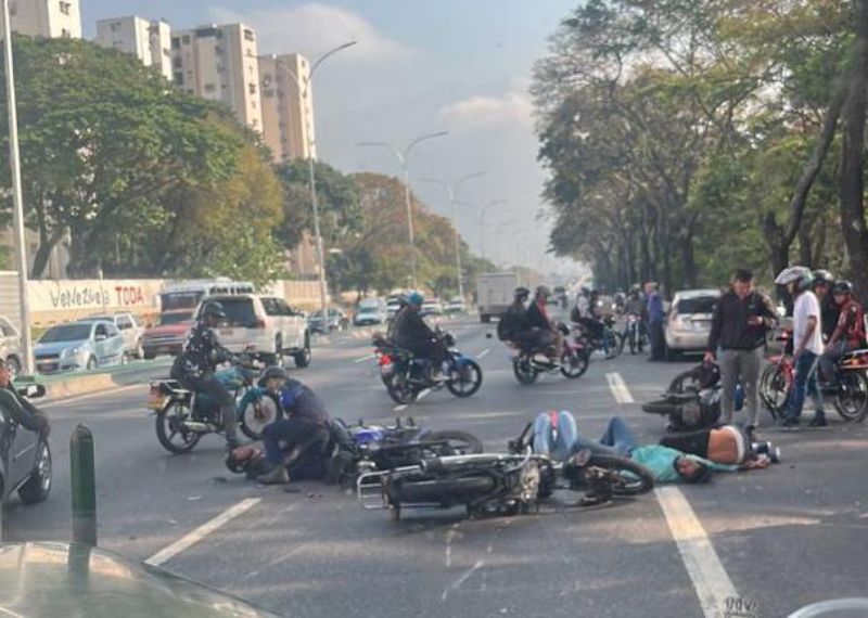 Un motorizado muerto y varios lesionados en accidentes en Caracas