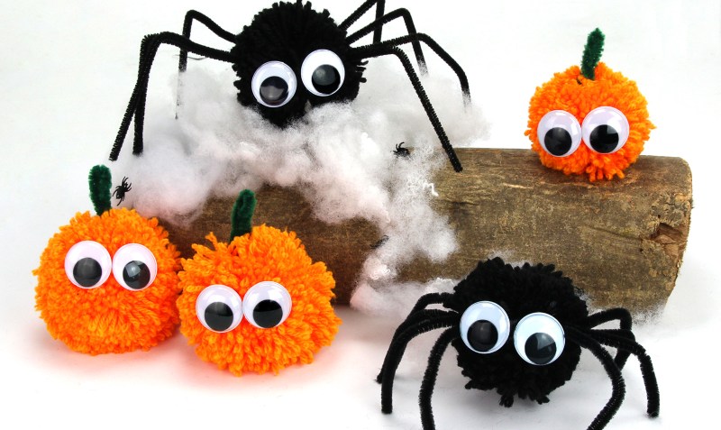 Adornos de Halloween con pompones.