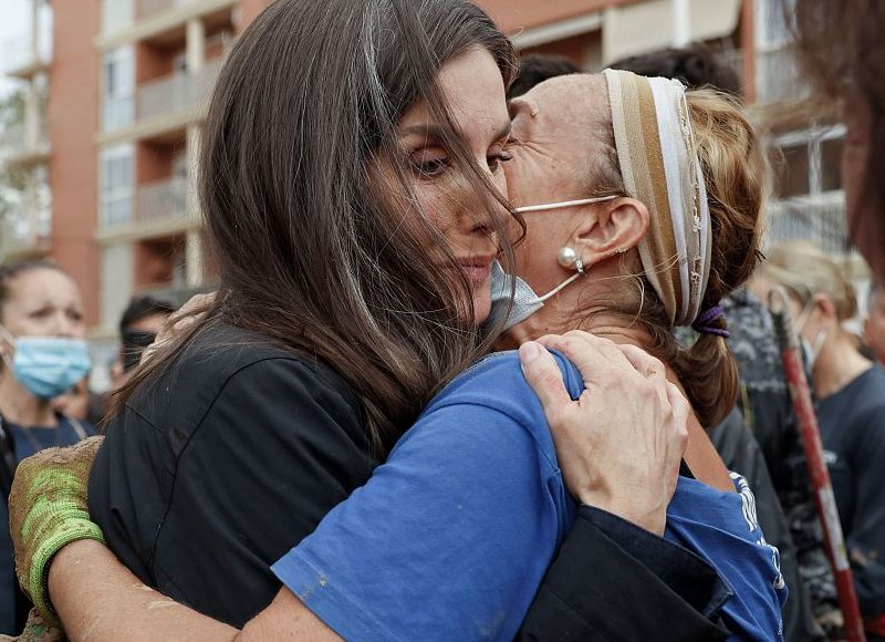 La reina Letizia consuela una víctima afectada / Foto cortesía.