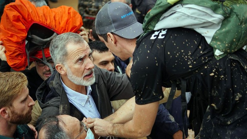 El rey Felipe VI atiende a un afectado de Paiporta / Foto cortesía