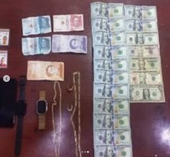 Los implicados tenían dinero en divisas y relojes y prendas de oro.