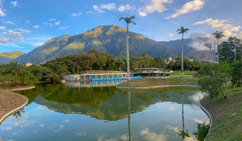 El parque del Este es una opción romántica para caminar de la mano viendo las áreas verdes.