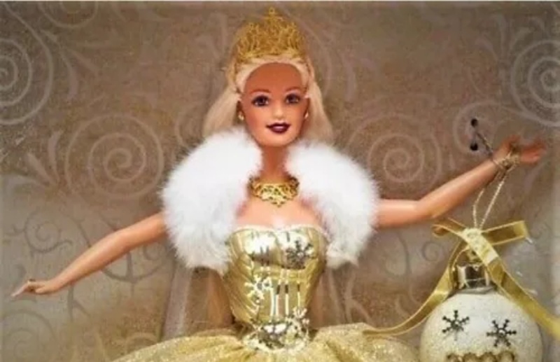 La muñeca "Celebration 2000 Barbie" tiene un precio de $11.000 dólares dependiendo de su estado.