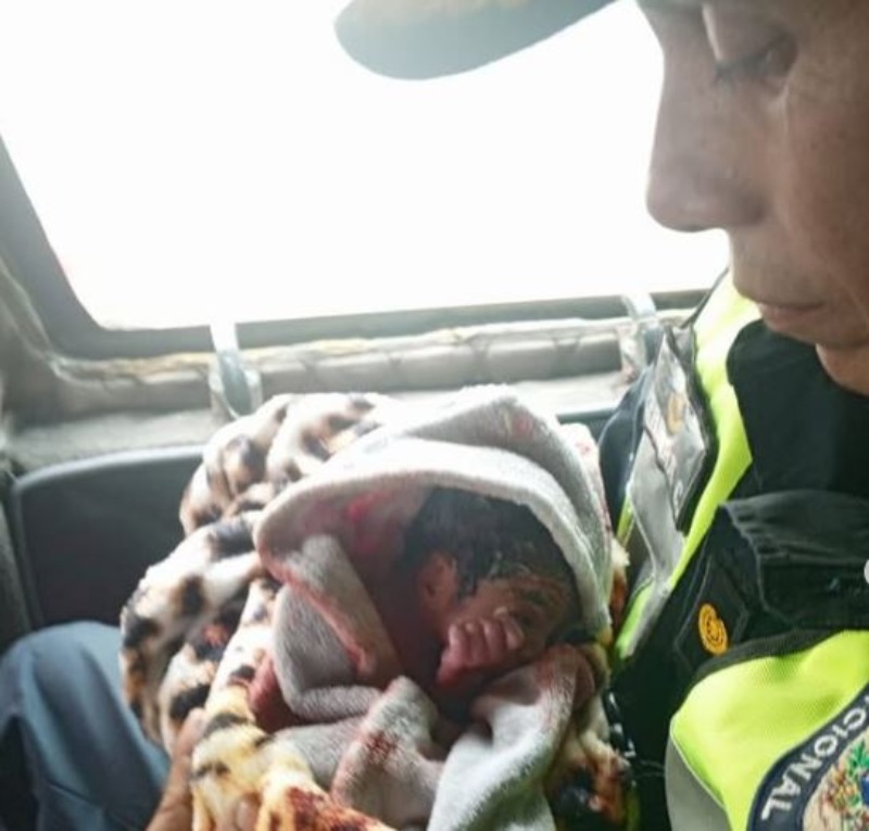Una mujer dio a luz en vía pública de Caracas: PNB ayudaron en el parto