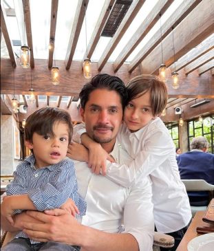Daniel Elbittar con sus hijos