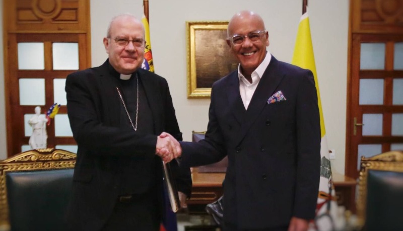 El presidente de la AN, Jorge Rodríguez fue quien hizo entrega de la misiva al nuncio apostólico de Caracas.