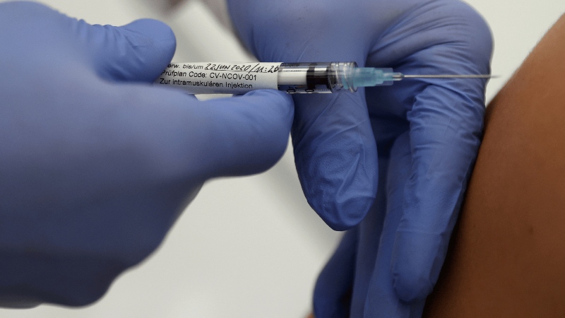 Reino Unido es el primer país en aprobar vacuna bivalente contra la covid