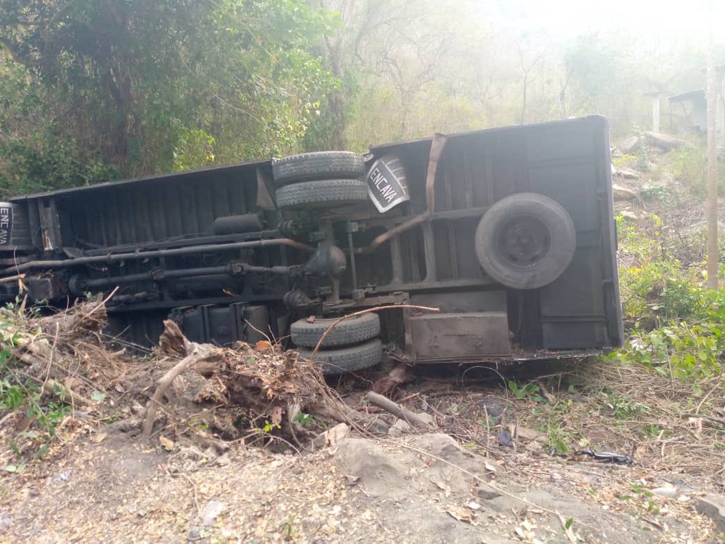 Un muerto y varios heridos al volcar bus vía Ocumare de la Costa