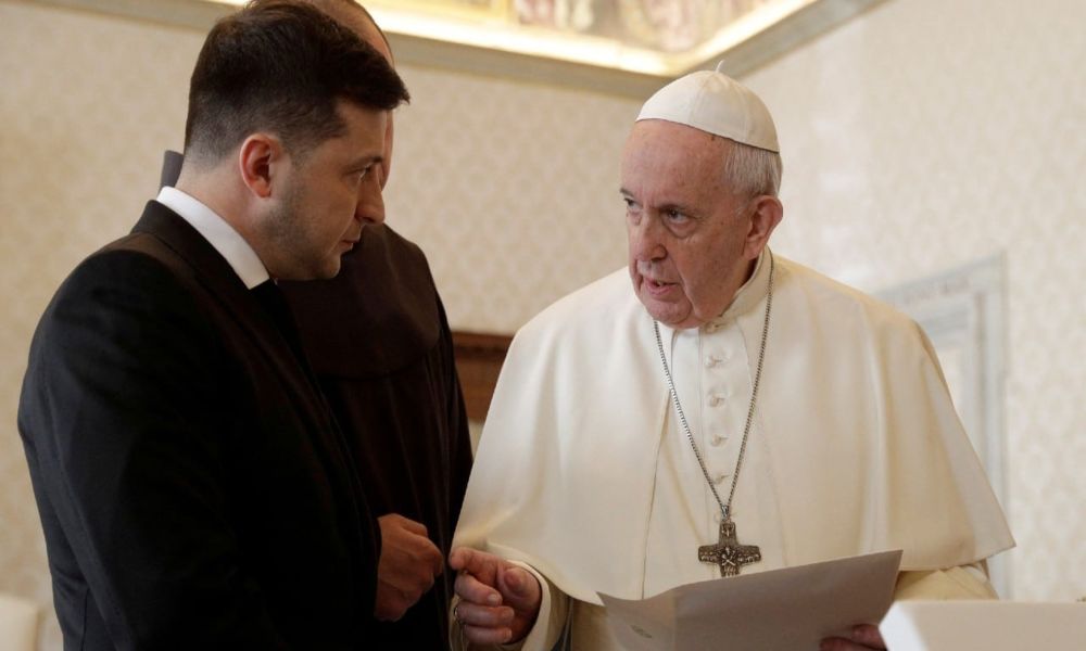 Presidente de Ucrania habla con el papa y lo invita al país