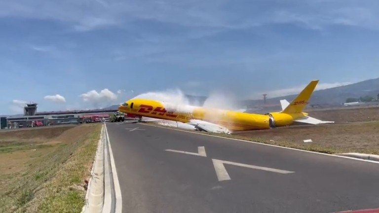 Avión de carga de DHL se partió en dos al aterrizar en Costa Rica (+Video)