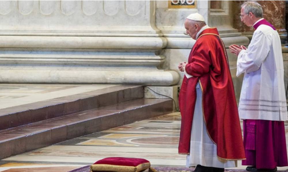 El papa preside la Pasión de Cristo sin postrarse en la basílica vaticana