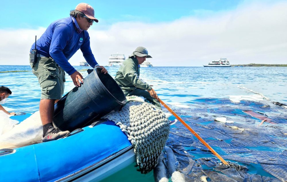 Alerta en Galápagos: Barco se hunde con 2.000 galones de diésel