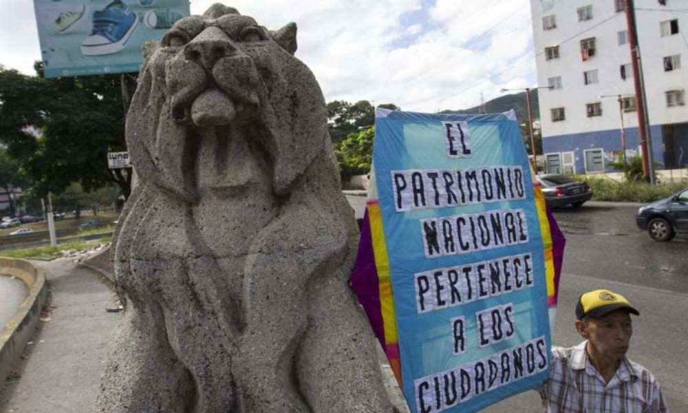 Políticos piden referendo para decidir cambio impuesto de símbolos de Caracas