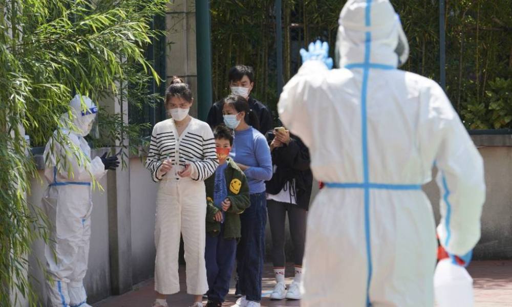 Shanghái anuncia primeras muertes por covid desde el confinamiento