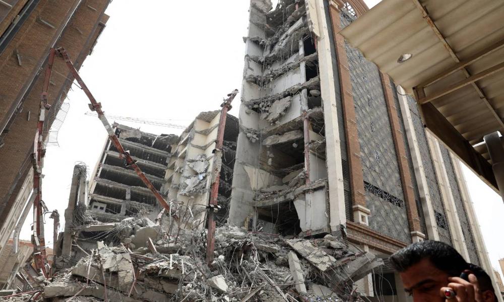 Cinco muertos y docenas de atrapados dejó derrumbe de edificio en Irán