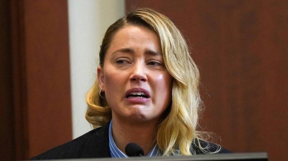 Amber Heard llora durante juicio y acusa a Johnny Depp de abuso sexual