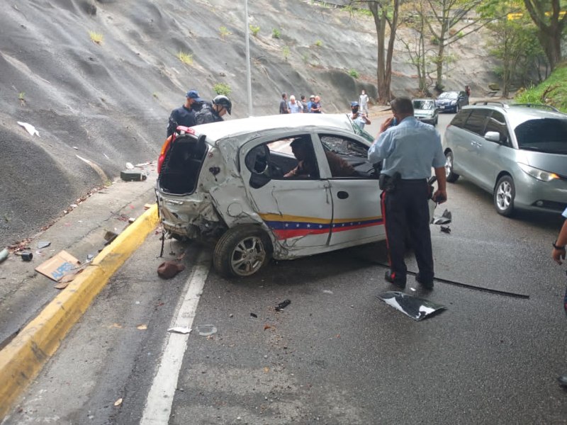 Un herido tras colisión múltiple en la Cota Mil: un carro cayó al vacío (+Fotos)