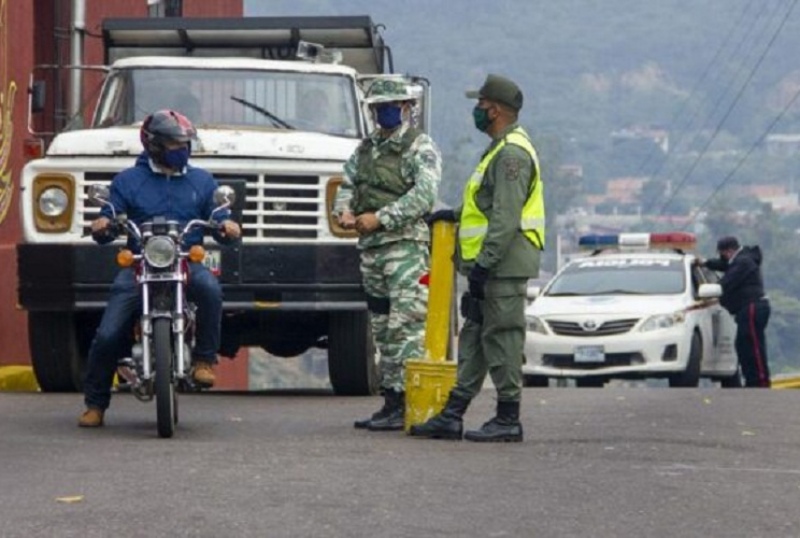 "Venezolanos que regresan por la frontera se enfrentan a vejaciones y extorsiones"