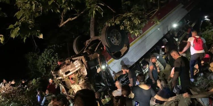 Al menos 15 venezolanos fallecidos al volcar autobús vía EEUU