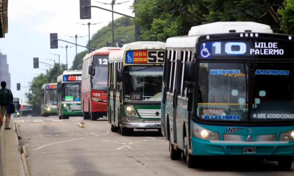 Argentina subirá 40% tarifas de transporte público en agosto
