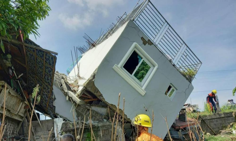 Cinco muertos, más de 100 heridos y 20 mil afectados por sismo 7.3 en Filipinas