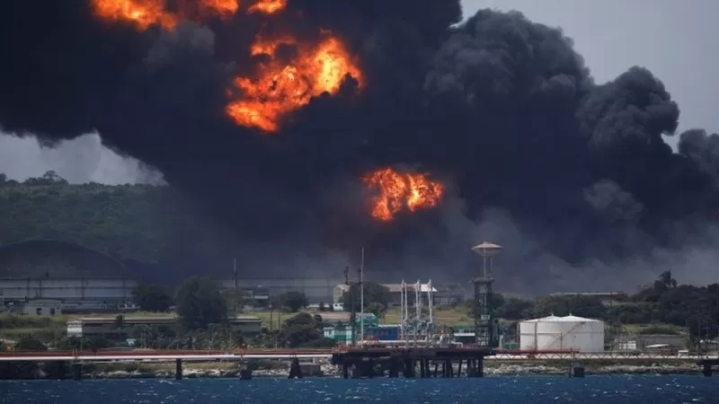 Cuba: Colapsó un tercer tanque petrolero por gigantesco incendio +VIDEO