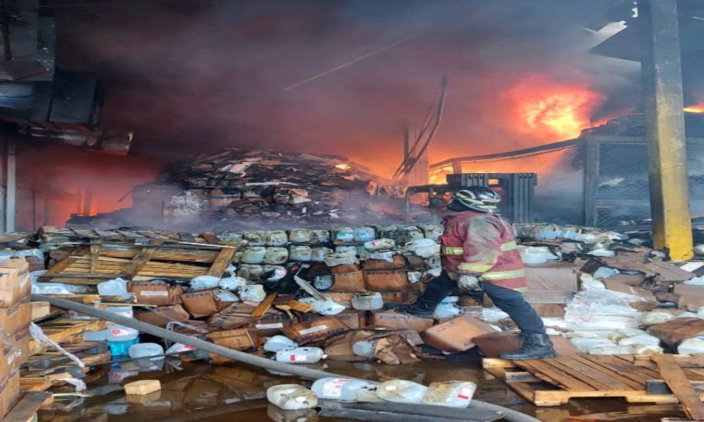 Gobierno asegura que fue provocado incendio en almacén del IVSS