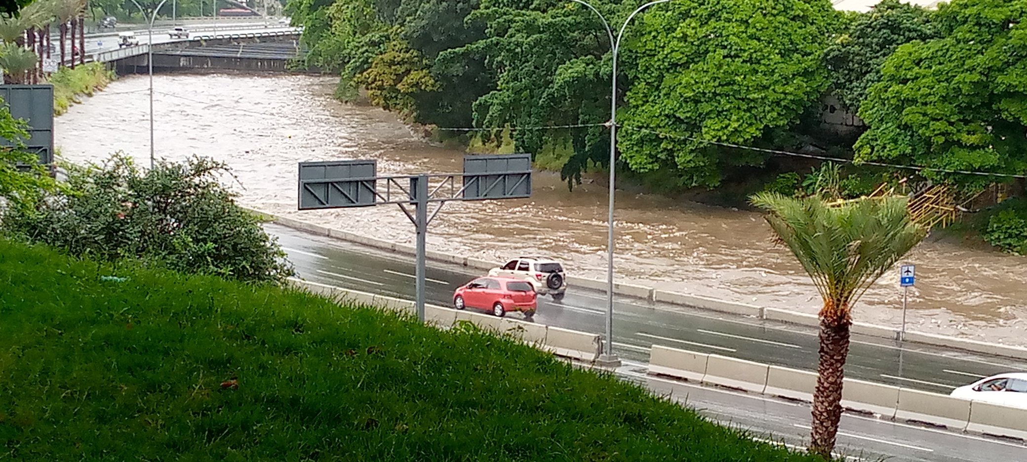 El Guaire a punto de desbordarse tras fuertes lluvias en Caracas +VIDEOS