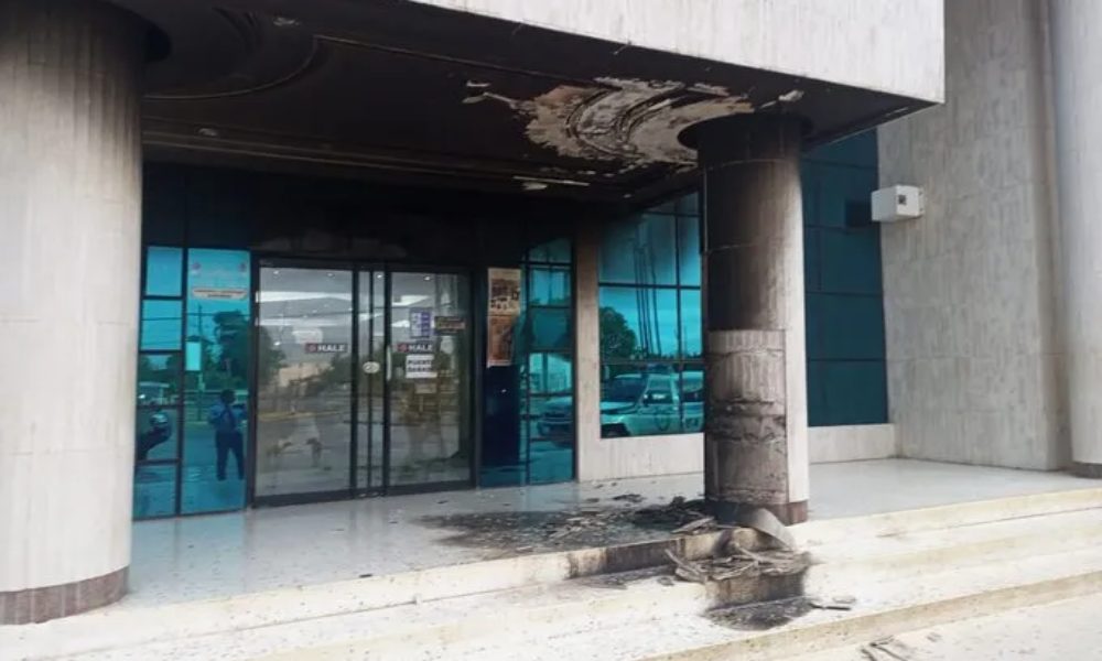 Lanzaron bomba molotov contra librería en Ciudad Ojeda
