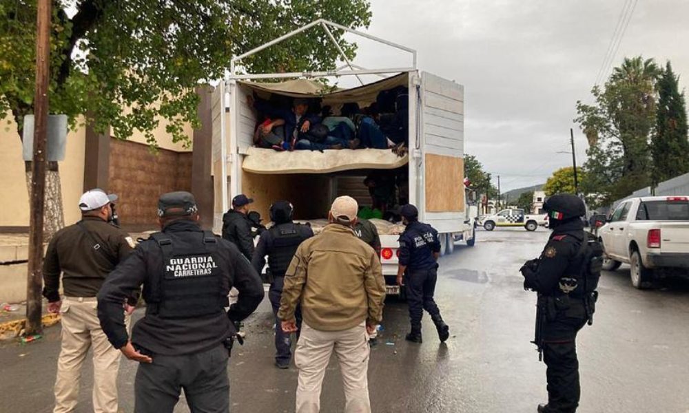 Hallan a 266 migrantes en camiones en estado mexicano de Nuevo León
