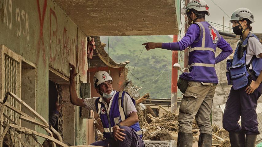 Tragedia en Las Tejerías: Búsqueda de desaparecidos y remoción de escombros no cesa