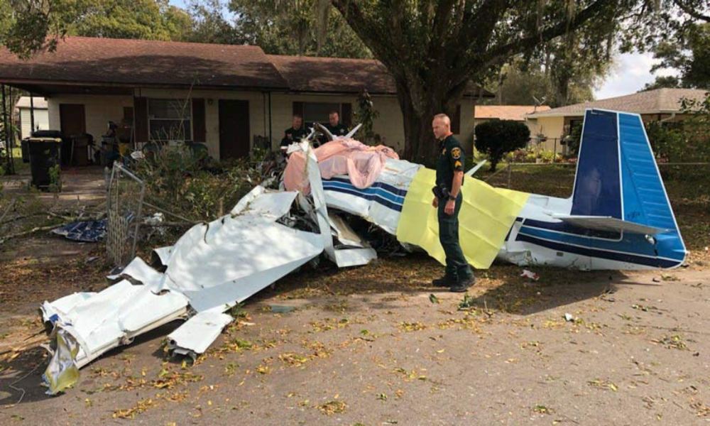 Mueren dos personas tras desplomarse avioneta contra una casa en Florida