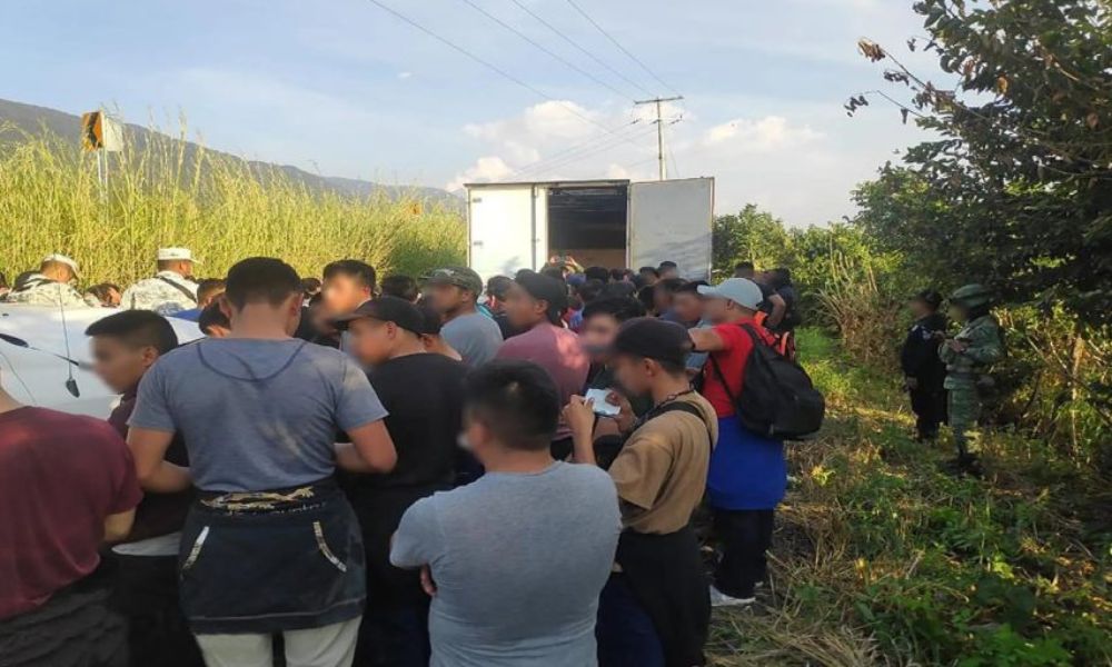 Encuentran a 82 migrantes hacinados en camión de carga en México