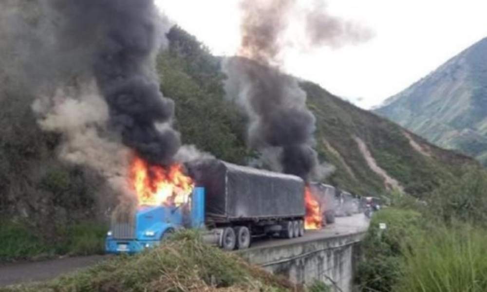 Guerrilleros incendian siete camiones en una carretera de Colombia