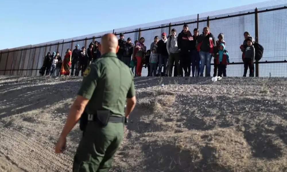 Tras incendio en México migrantes buscan entregarse en Estados Unidos
