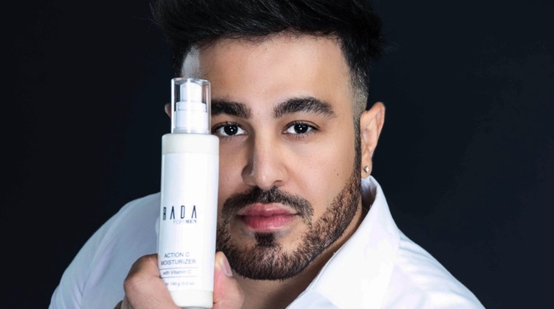 Radamés Carneiro innova su marca con crema de vitamina C para el rostro masculino