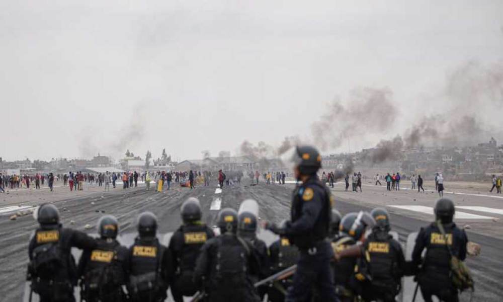 Manifestantes peruanos cortaron carreteras por todo Perú