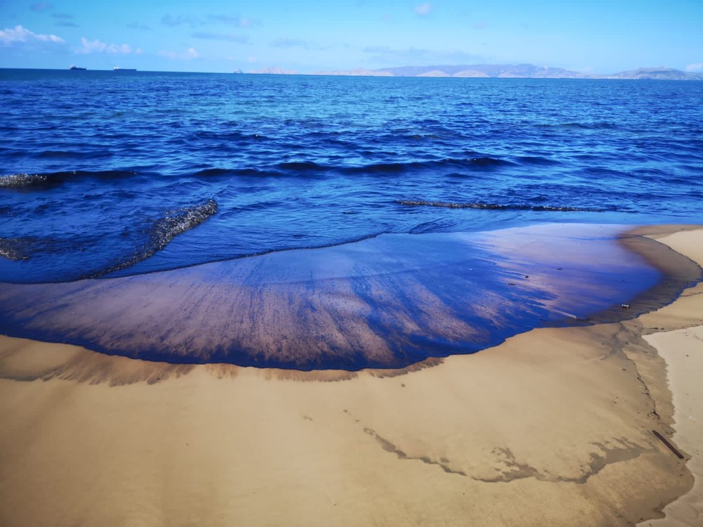 Cerradas tres playas de Lechería por derrame de hidrocarburos