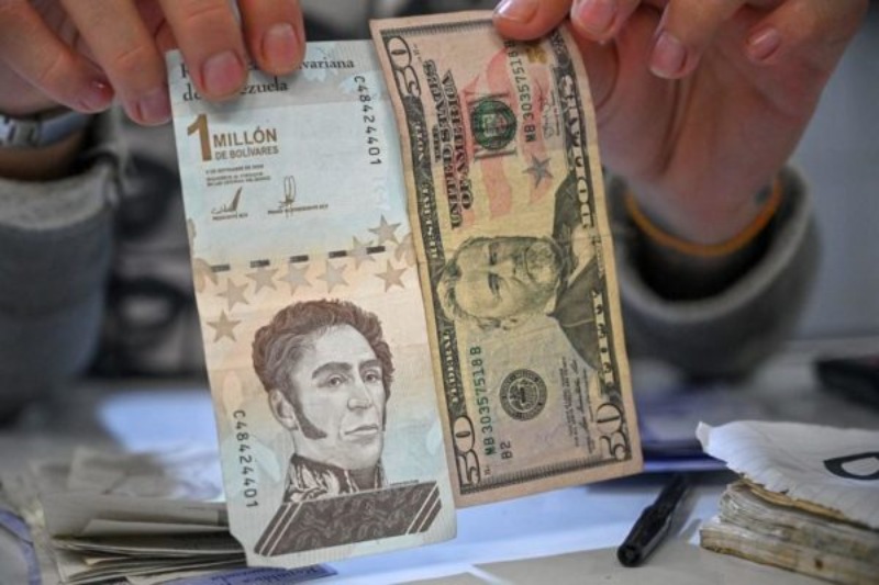 Dólar negro nuevamente se acerca a los 18 bolívares