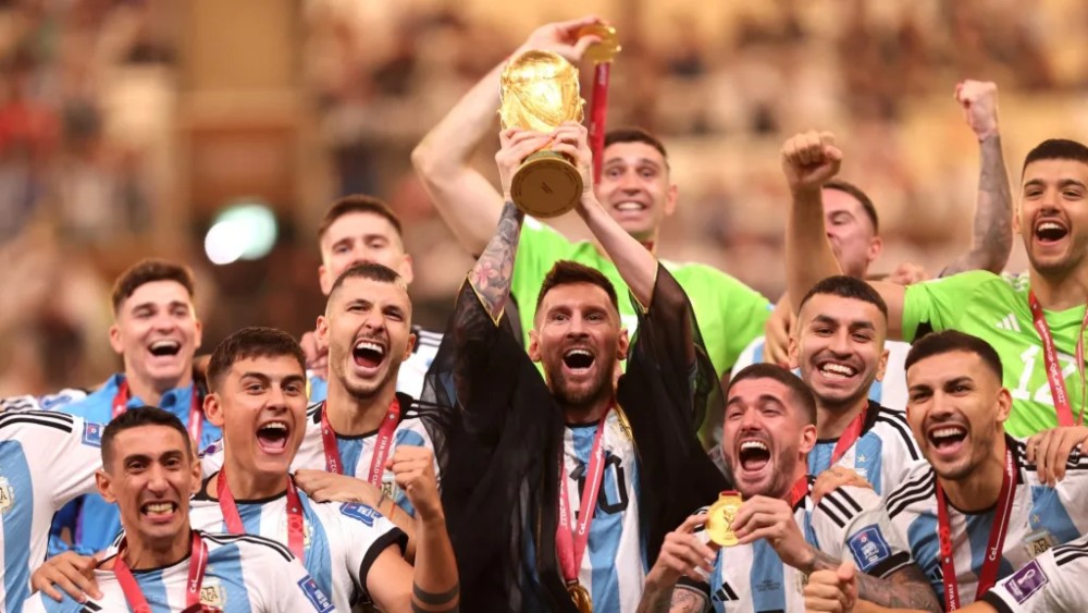 ¿Qué significa la túnica que le pusieron a Messi para recibir la Copa del Mundo?