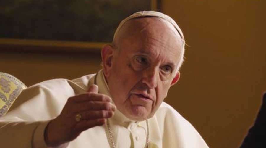 Papa Francisco abre la puerta a "revisar" el celibato en la Iglesia