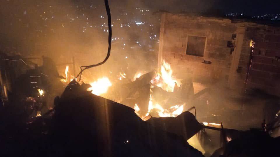 Fuerte incendio afecta casas en la parte alta de Petare +VIDEO