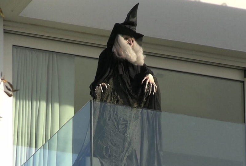 La bruja en el balcón de Shakira que apunta a la casa de los padres de Piqué +VIDEO