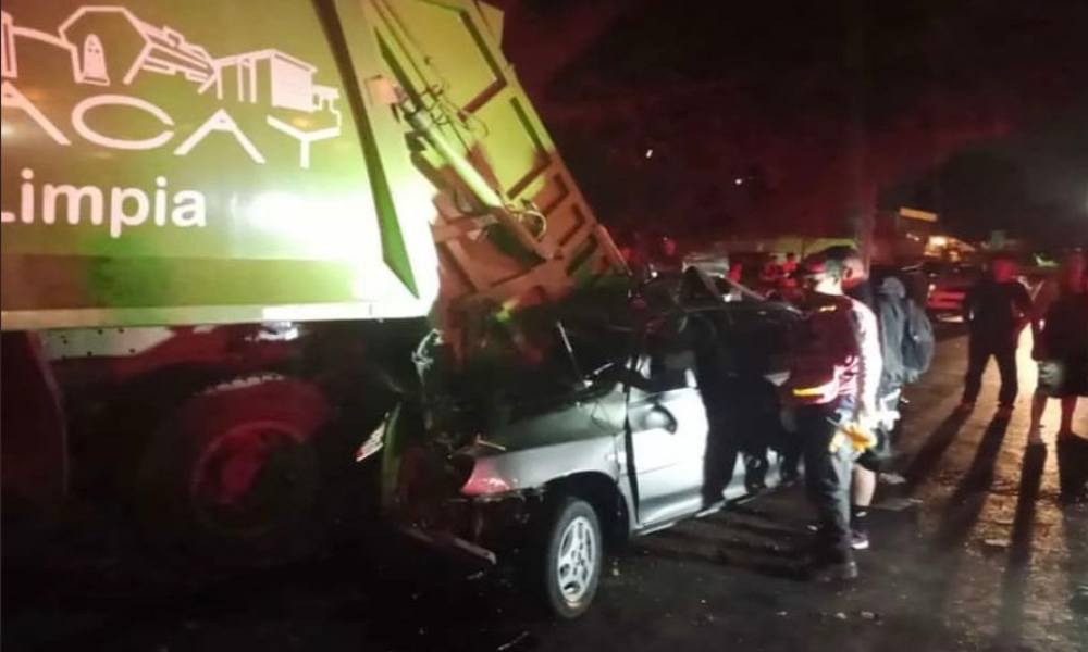 Cinco personas fallecieron al chocar vehículo contra camión de basura en Maracay
