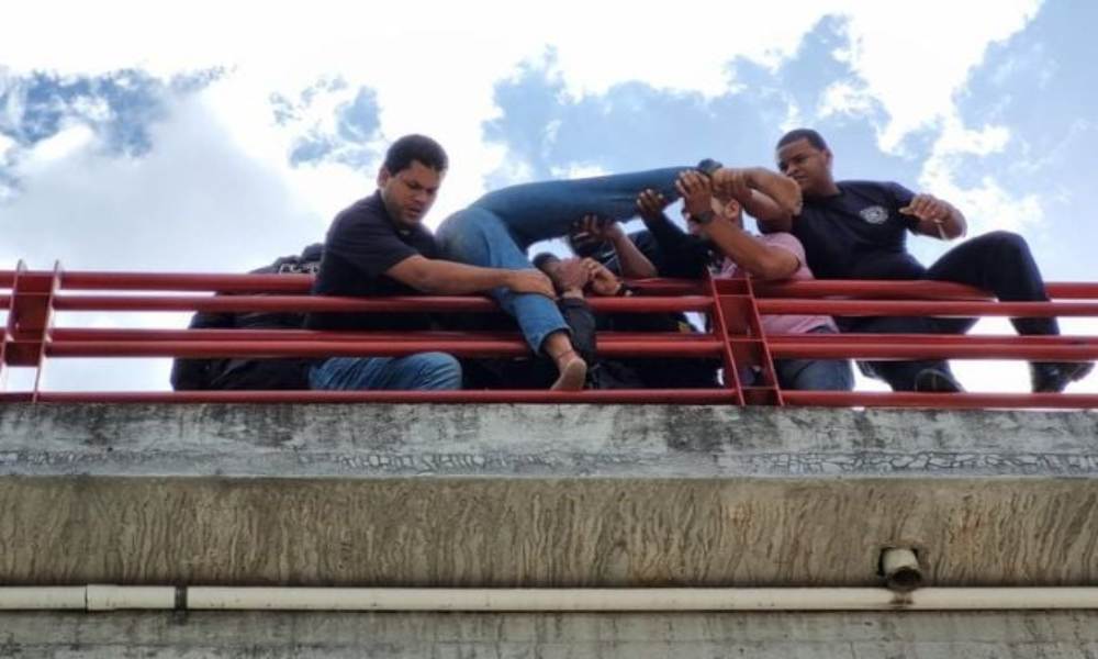 Rescatan a venezolana que intentó lanzarse desde un puente en Panamá