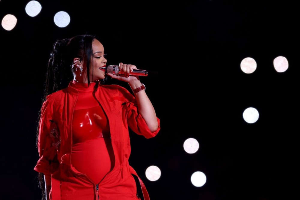 Rihanna deslumbró en el Super Bowl 2023 con embarazo incluido