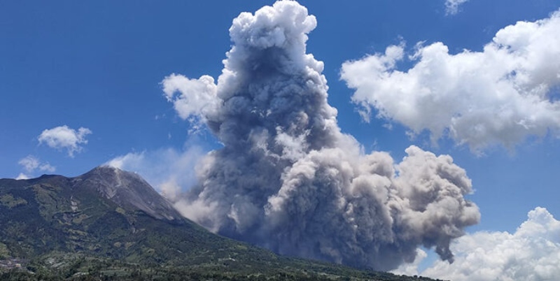 El volcán más activo de Indonesia entró en erupción +VIDEO