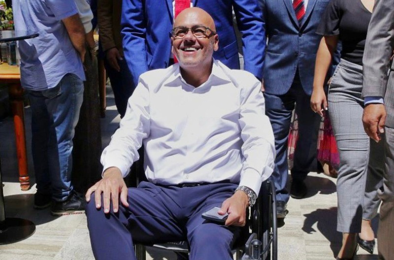 Jorge Rodríguez en silla de ruedas por “una pata mala”