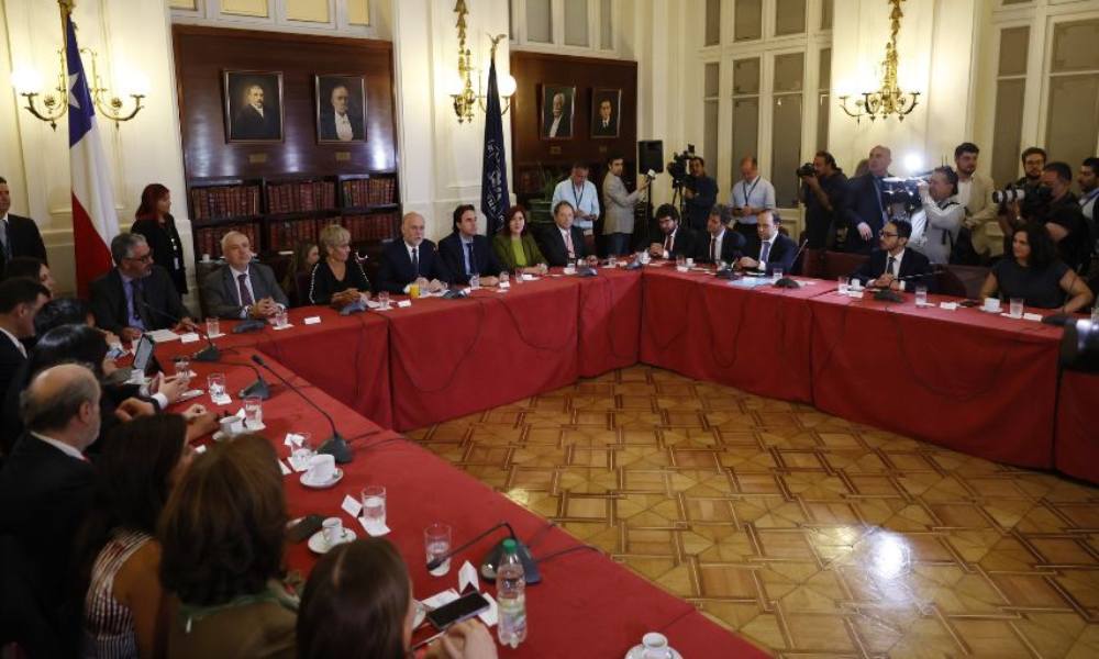 Inicia nuevo proceso constituyente en Chile con el comité de expertos